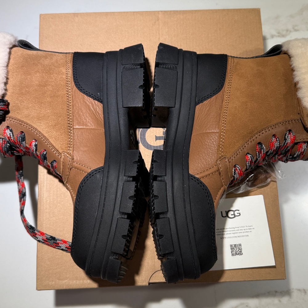 NEW 6.5 UGG Ashton Addie, Leather & Sheepskin, Authentic, Camel:Black, size 6.5 - Picture 11 of 12